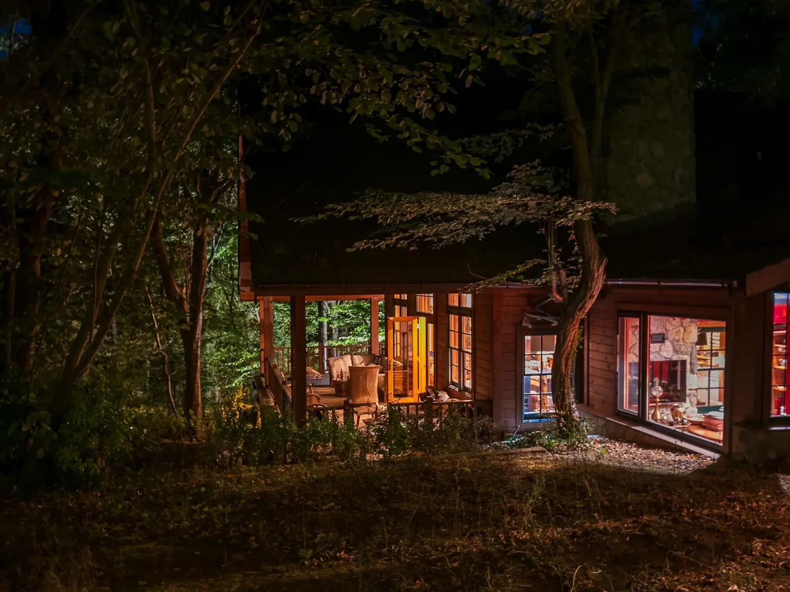 La casa iluminada de noche (foto ilustrativa)