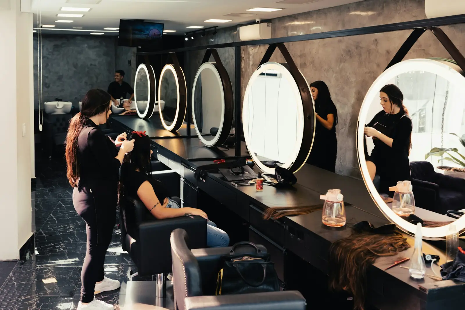 Interior de un salón de belleza con espejos redondos (foto ilustrativa)