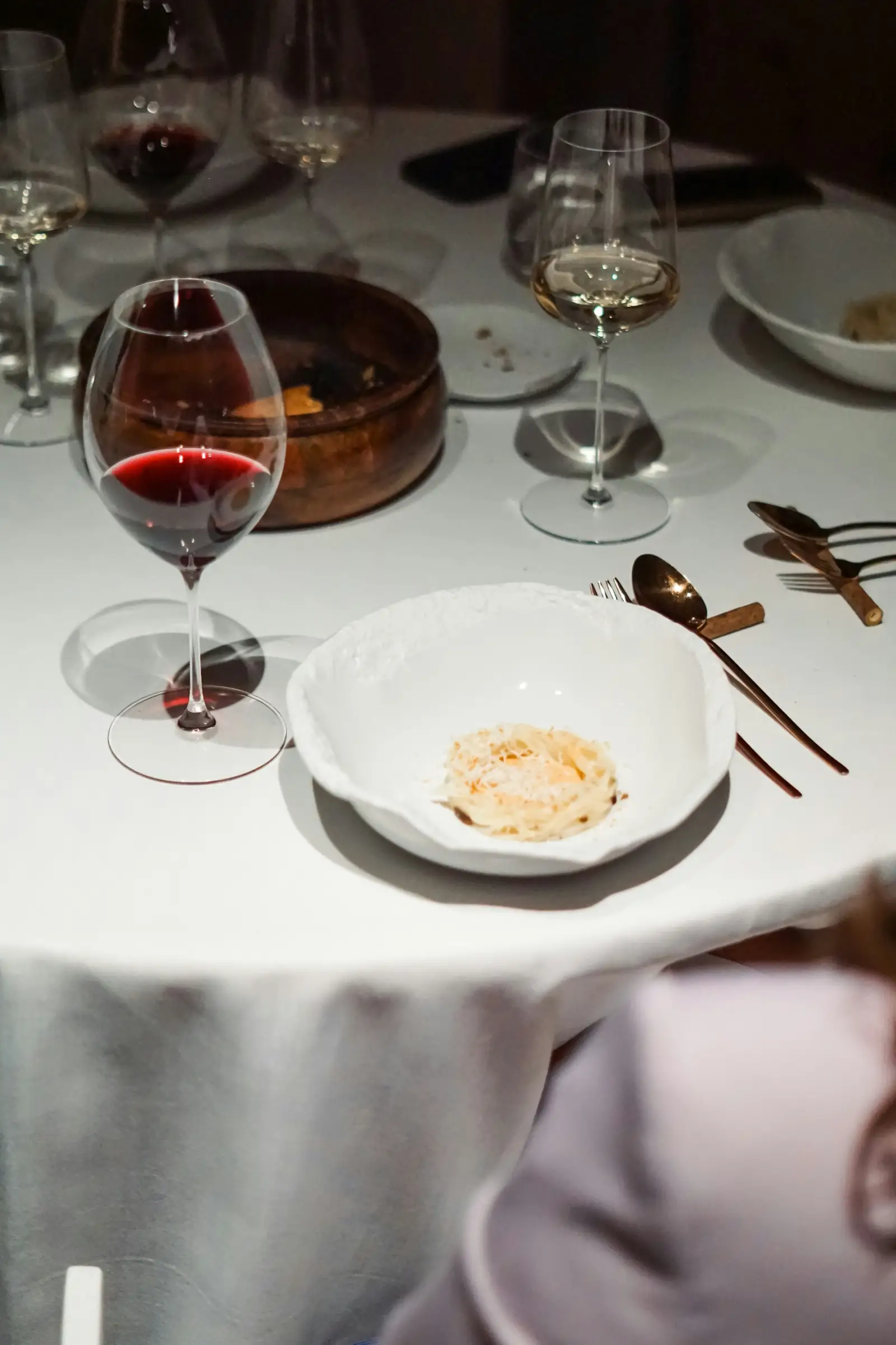 Plato y copa de vino tinto (foto ilustrativa)