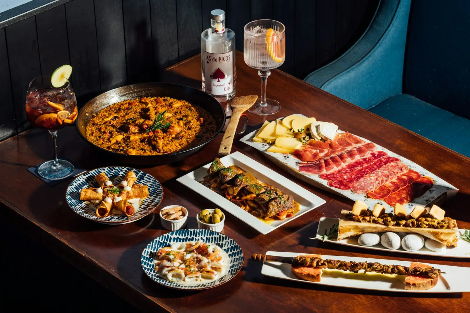 Mesa con paella y tapas (foto ilustrativa)