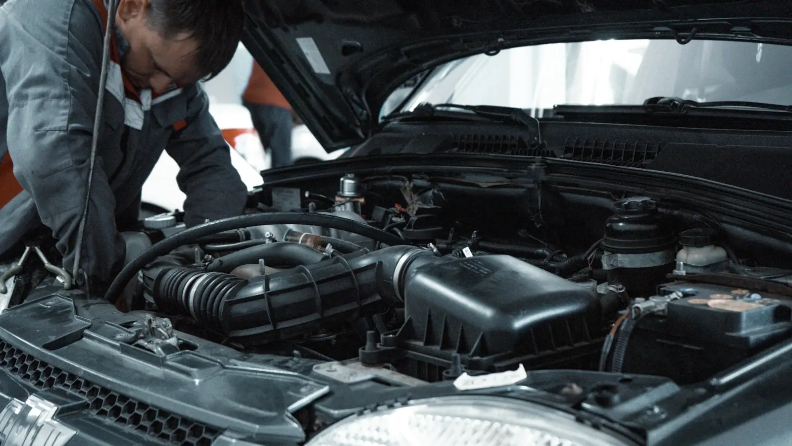 Mecánico revisando un motor (foto ilustrativa)